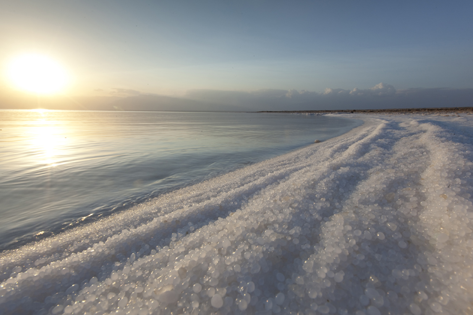 Solná pláž Mrtvého moře. Kredit: Itamar Grinberg, Flickr, CC BY-SA 2.0.